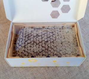 Мёд в сотах в подарочной коробочке